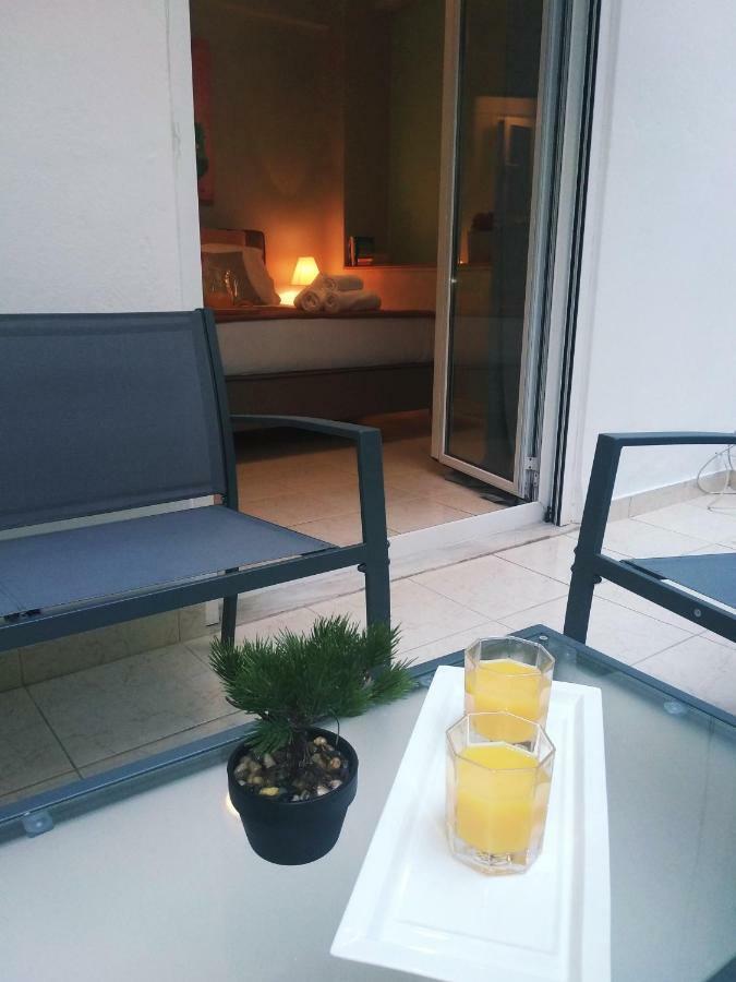 Ellie'S Cozy Apartment With Yard Atenas Exterior foto